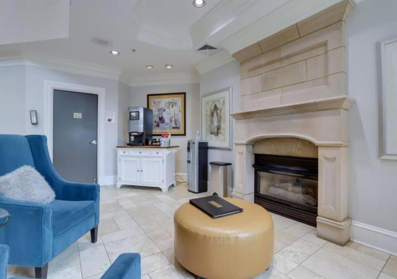 Spacious With 2 Bedrooms *